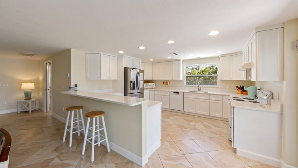 bright and fully equipped kitchen with breakfast bar