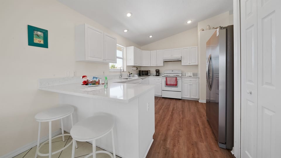 breakfast counter between kitchen and dining table