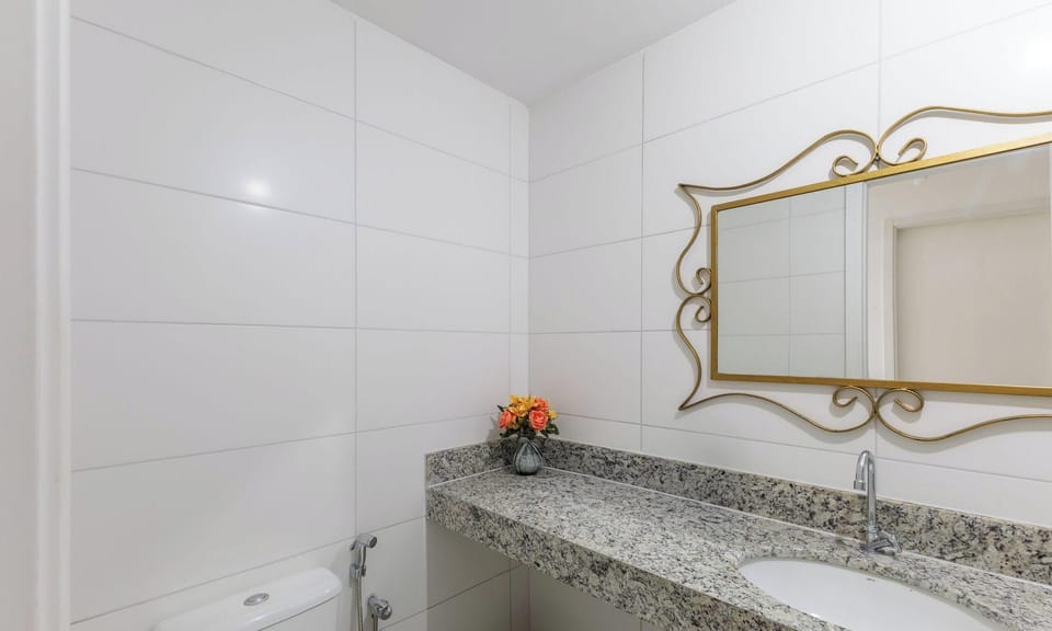 Basic Apartment | Bathroom | Shower