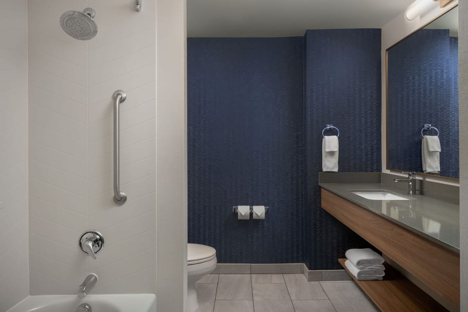 Combined shower/tub, hydromassage showerhead, free toiletries