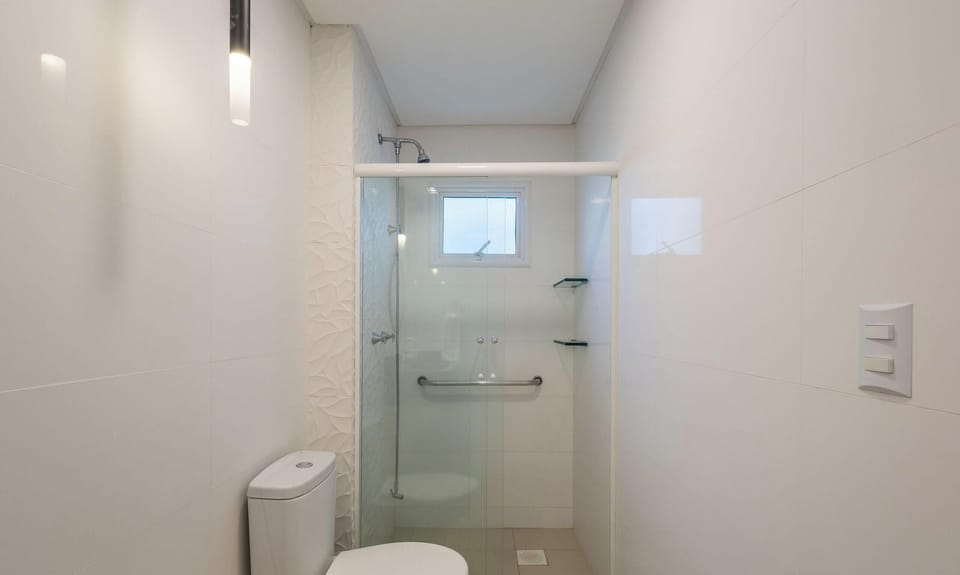 Basic Apartment | Bathroom | Shower