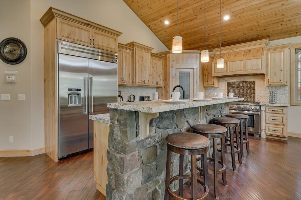 Kitchen area w/ stainless steel appliance