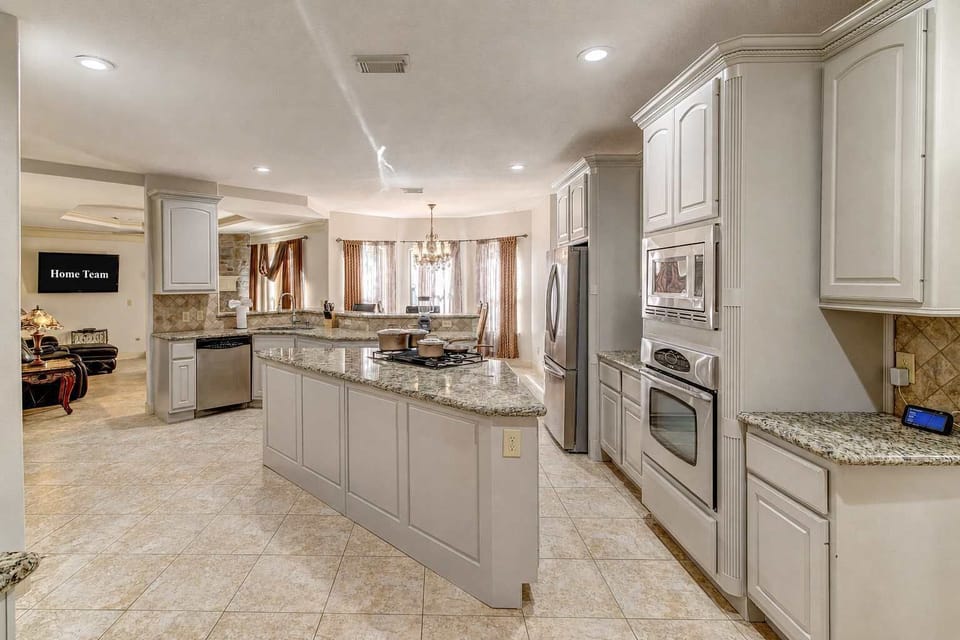 Good food, great company, and a kitchen ready for whatever you’re craving. Whether you’re a seasoned chef or a proud cereal connoisseur, this space is ready to make your stay deliciously easy.