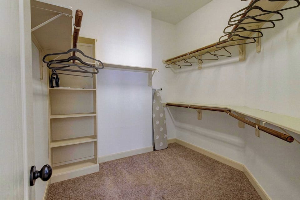Your suitcase has officially met its match. With plenty of room to unpack and keep your outfits organized, this walk-in closet makes settling in feel effortlessly easy.