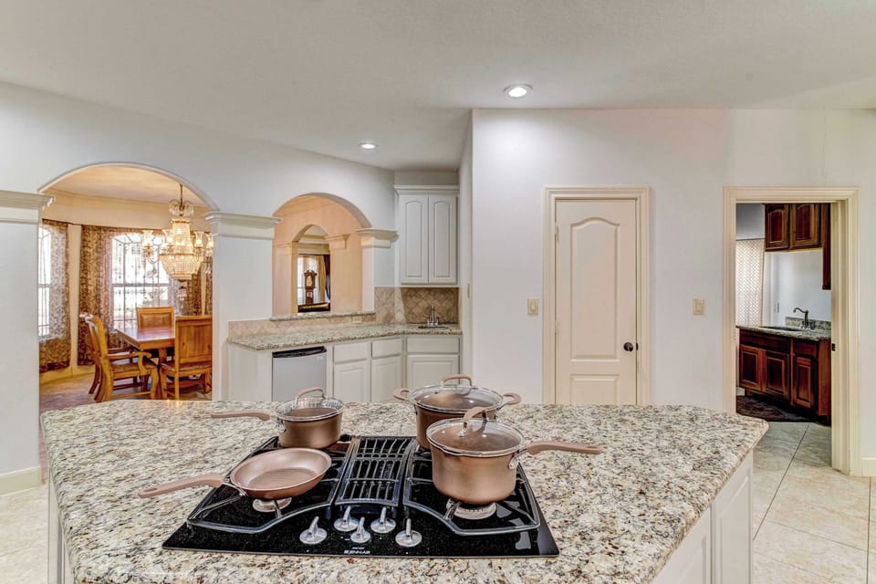 The kitchen is calling—and it’s serving up vacation vibes! Whether you’re whipping up a quick breakfast, crafting a cozy dinner, or raiding the fridge for a late-night snack, this kitchen is ready for it all.