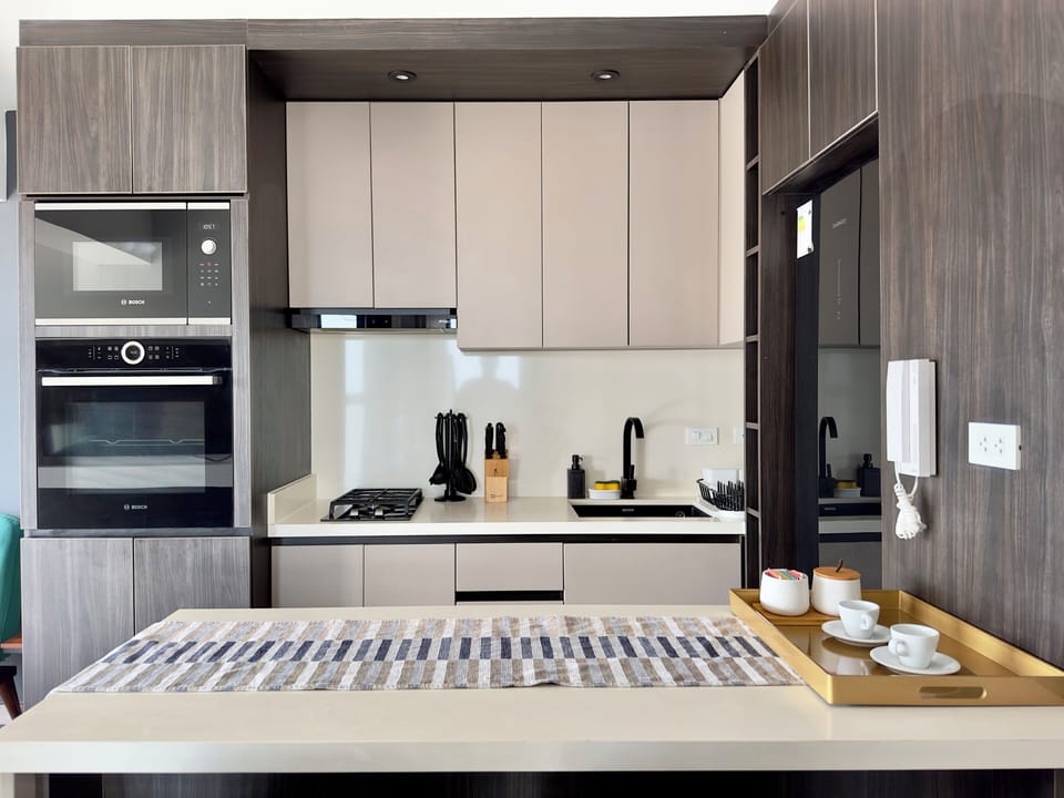 Apartment, Courtyard View | Private kitchen | Electric kettle, dining table