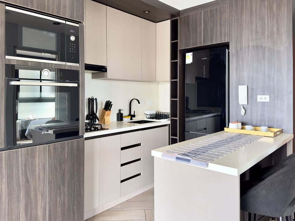 Apartment, Courtyard View | Private kitchen | Electric kettle, dining table