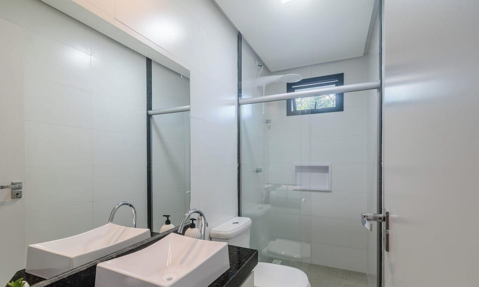 Basic Apartment | Bathroom | Shower