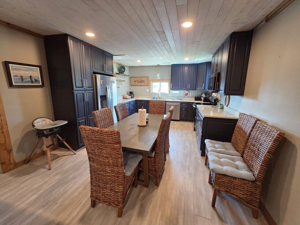 Dining Area & Kitchen