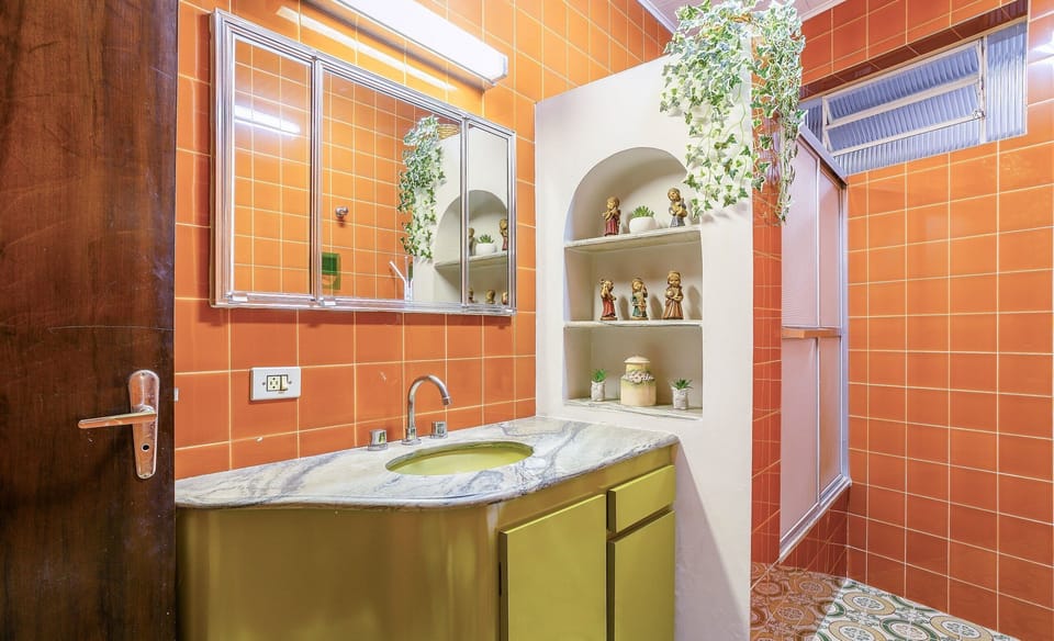 Basic Apartment | Bathroom | Shower