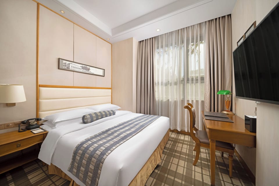 Basic Single Room, Garden View | Minibar (some free items), in-room safe, desk, laptop workspace