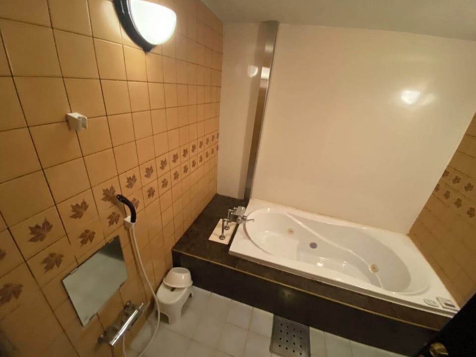 Standard Double Room | Bathroom | Combined shower/tub, free toiletries, hair dryer, towels