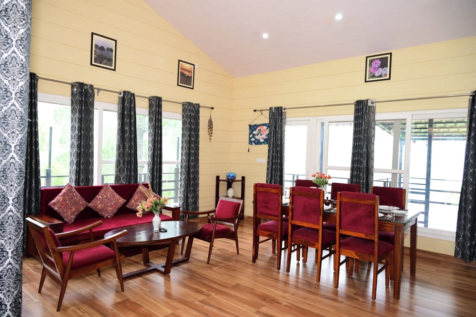 Family Suite, Mountain View | Living area | Smart TV