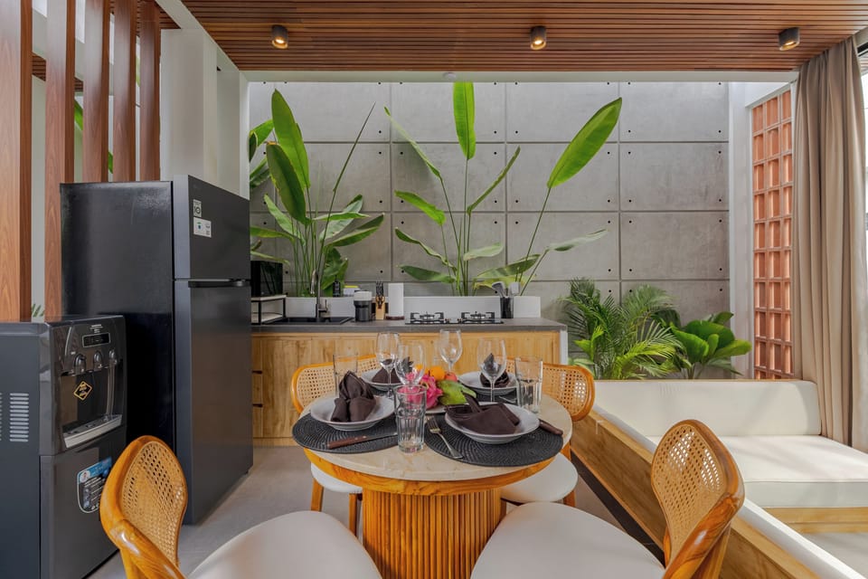 Coffee/tea maker, fridge, microwave, stovetop