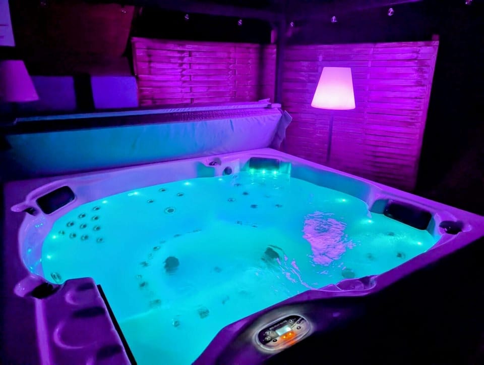 Indoor spa tub