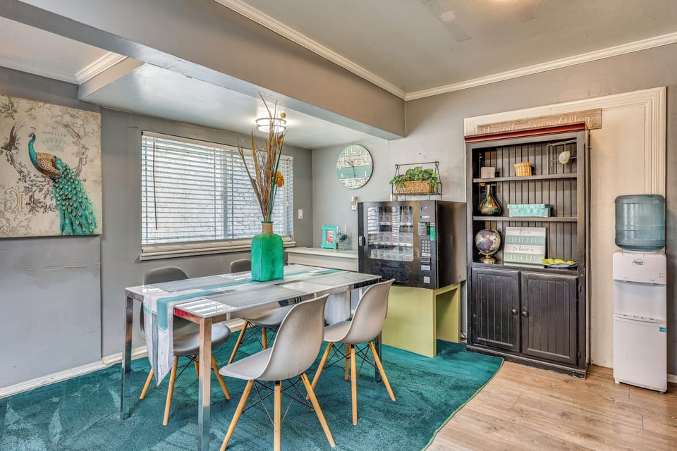 Dining Area | Dishware/Flatware Provided