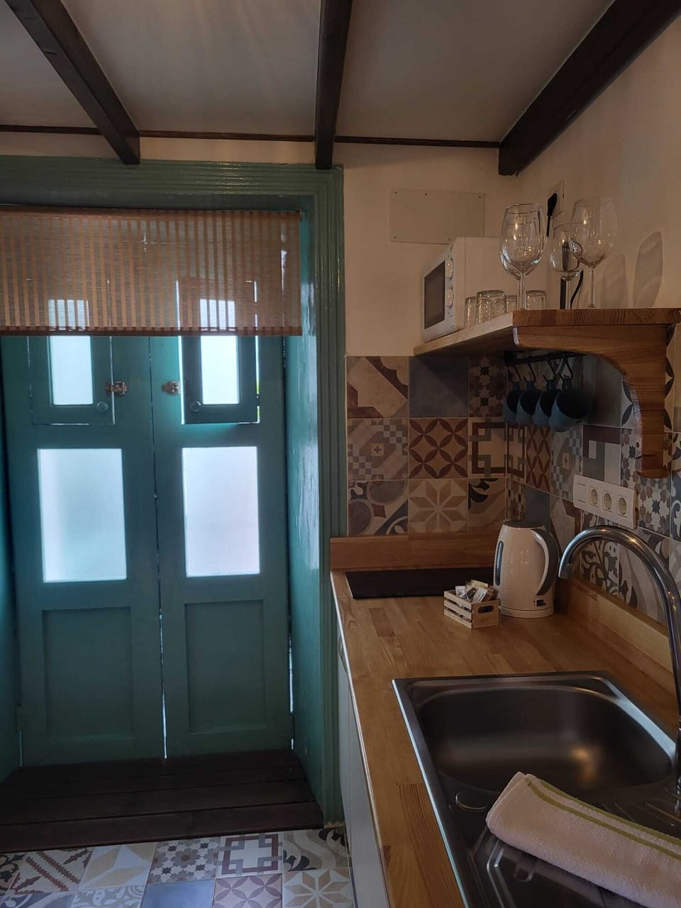 Habitación Camagüey | Private kitchen | Mini-fridge, stovetop, cookware/dishes/utensils