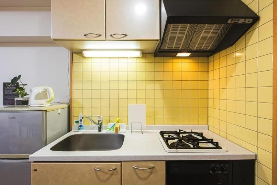 Deluxe Room (703) | Private kitchen | Fridge, microwave, stovetop, electric kettle