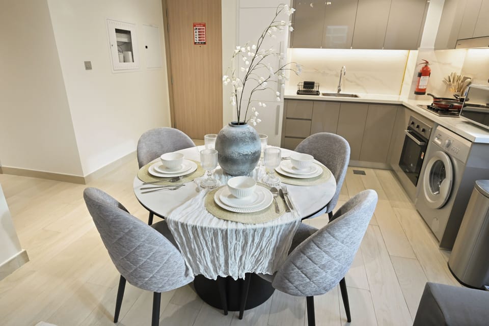 Classic Apartment, Balcony, City View | Dining