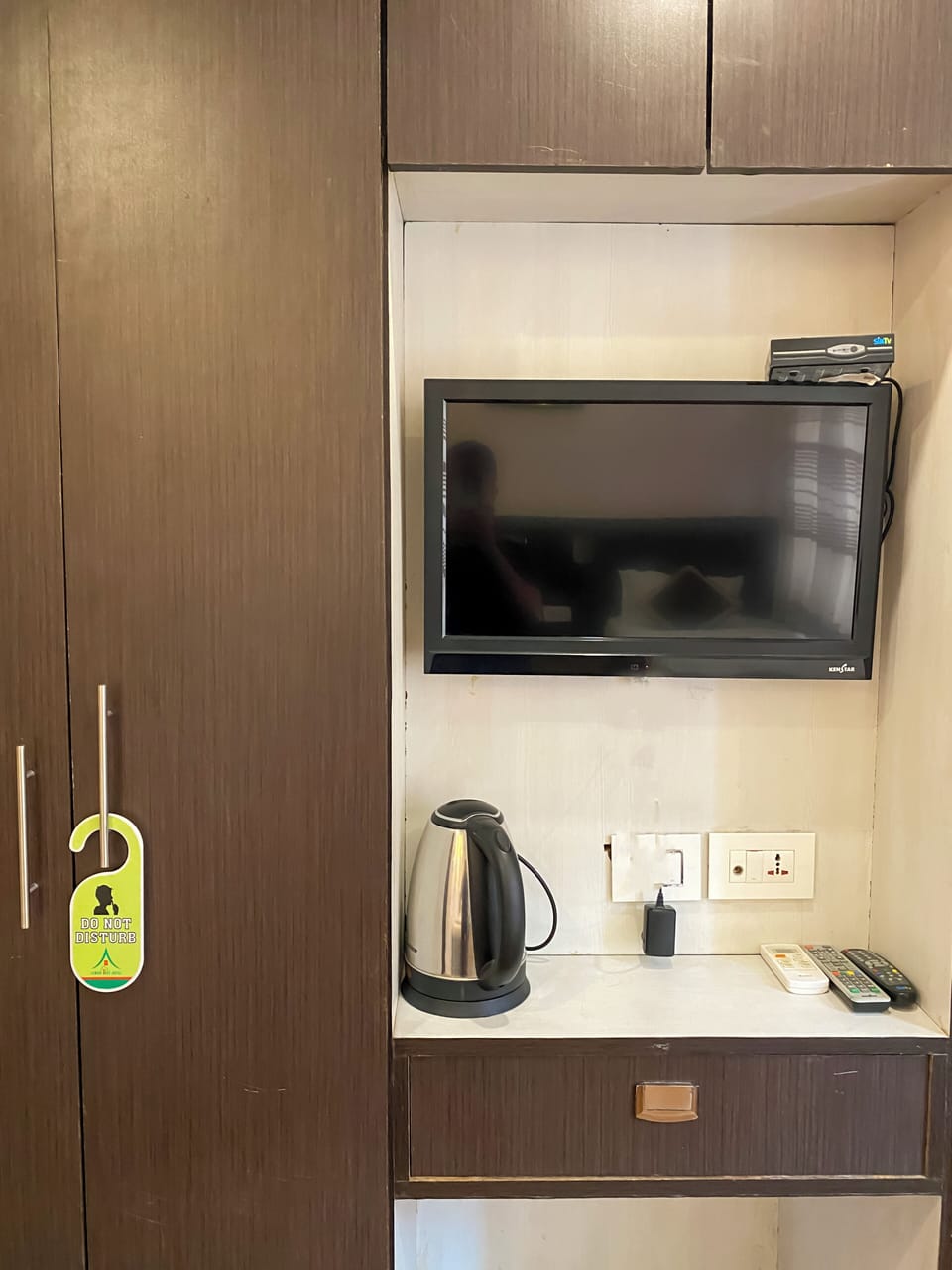 Deluxe Twin Room, 2 Twin Beds | Television