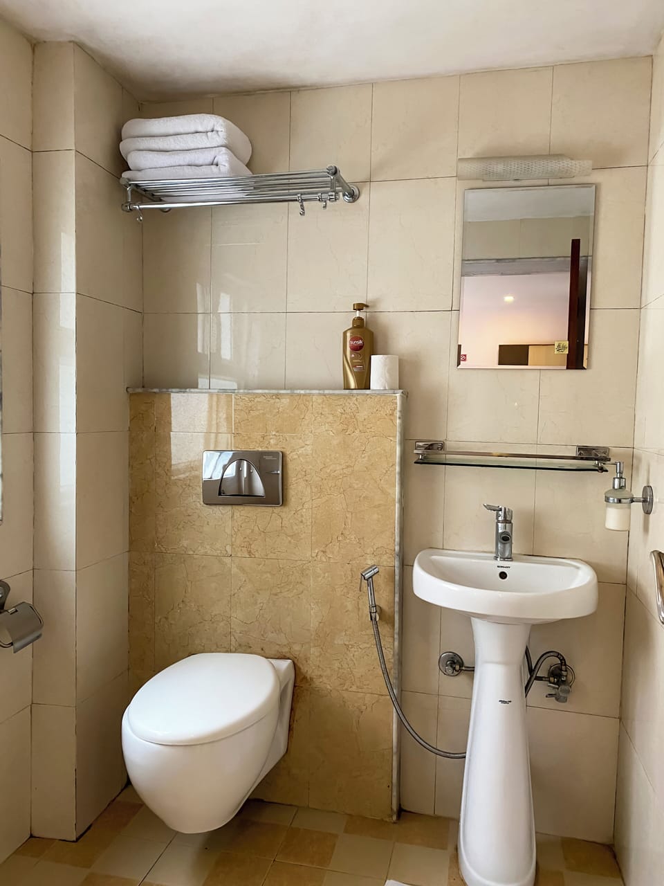 Deluxe Twin Room, 2 Twin Beds | Bathroom | Shower, free toiletries, slippers, towels