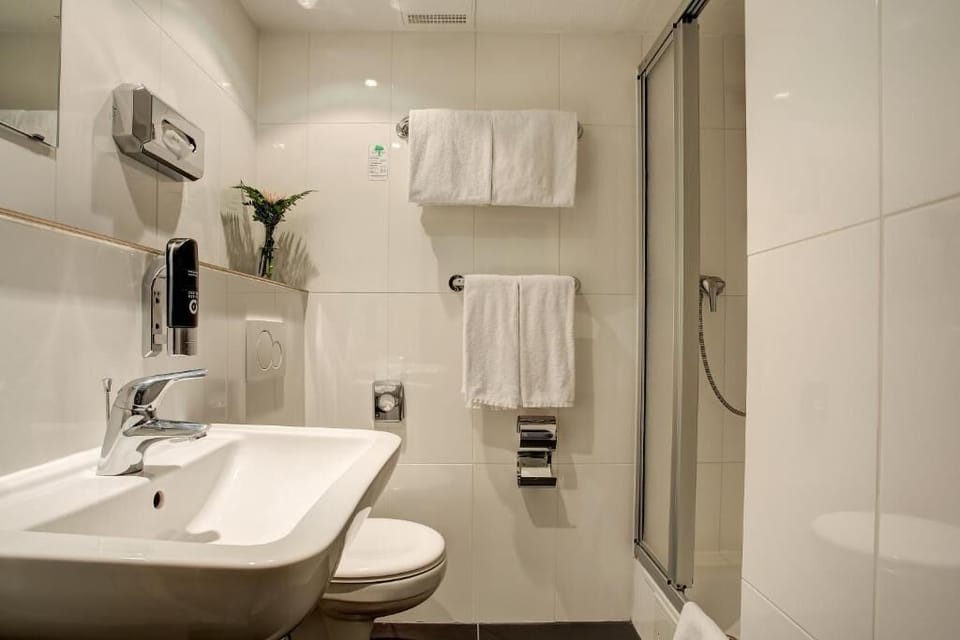Standard Single Room | Bathroom | Shower, hair dryer, towels, soap
