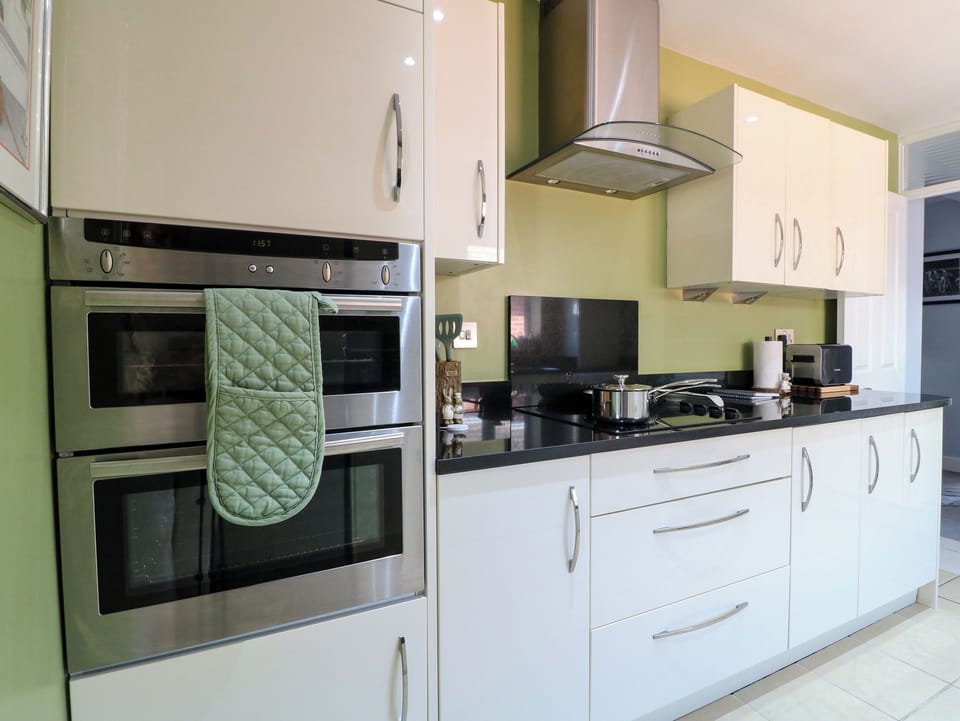 Dishwasher, cookware/dishes/utensils