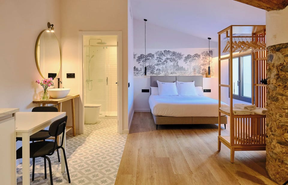 Superior Studio, Garden View (Bascula) | Premium bedding, desk, laptop workspace, soundproofing