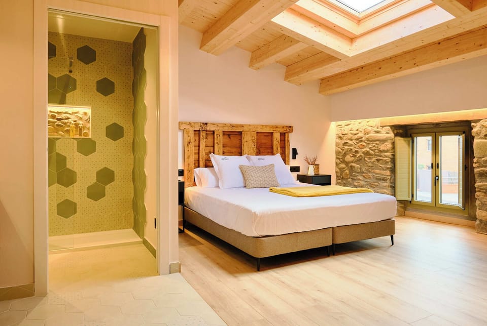 Deluxe Triple Room (Lluna) | Premium bedding, desk, laptop workspace, soundproofing