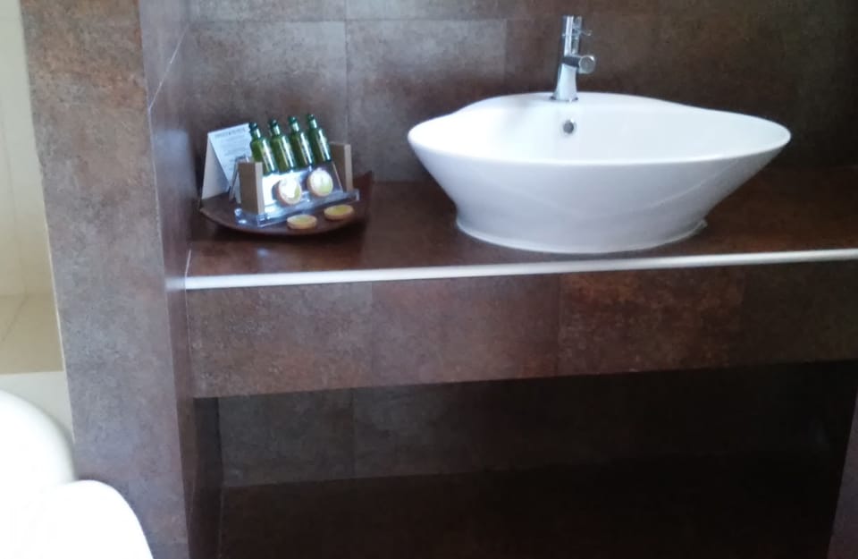 Superior Quadruple Room | Bathroom | Free toiletries, hair dryer, bathrobes, slippers