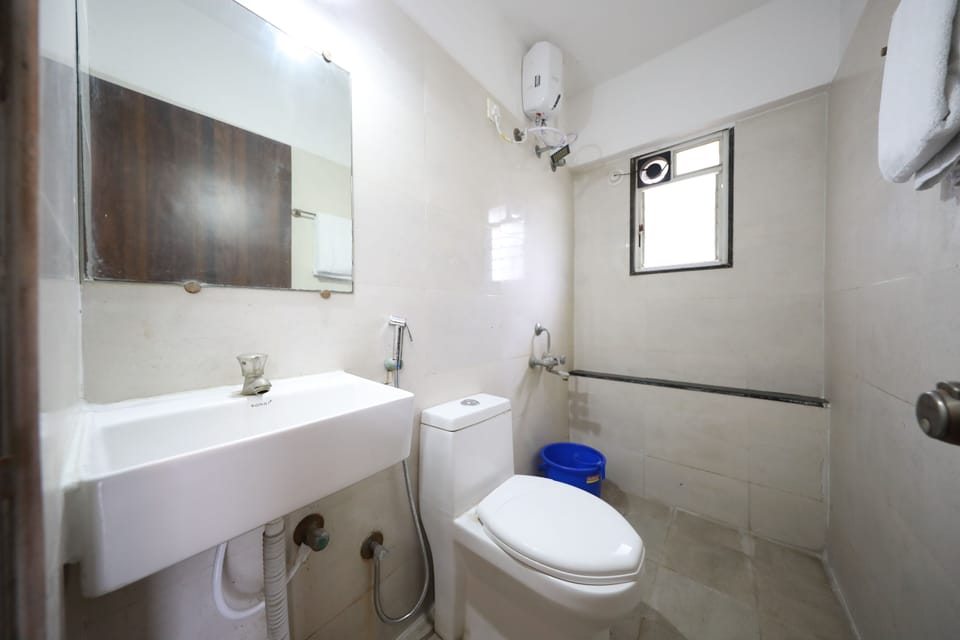 Premium Double Room, City View | Bathroom | Shower, towels, soap, shampoo