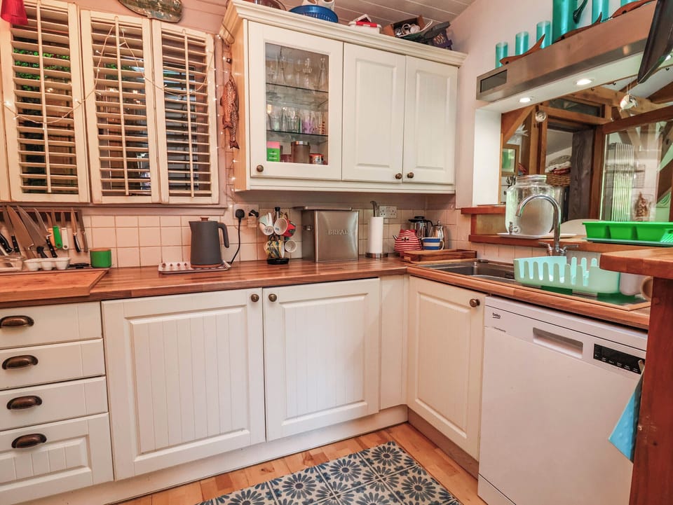 Dishwasher, cookware/dishes/utensils