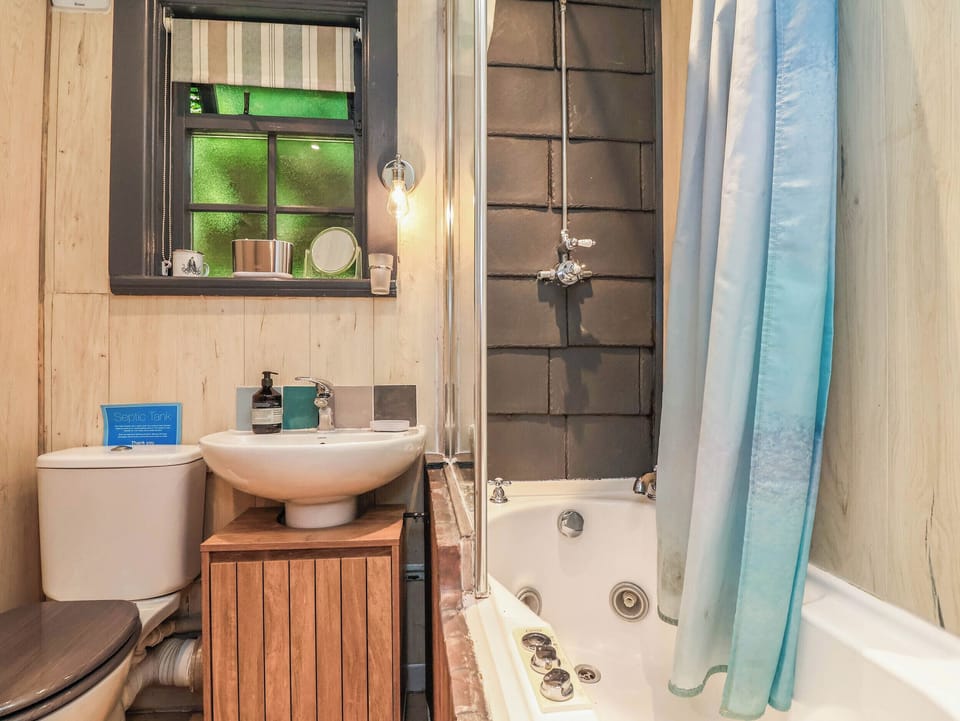 Cool Cabin Cottage in Staffordshire Moorlands District