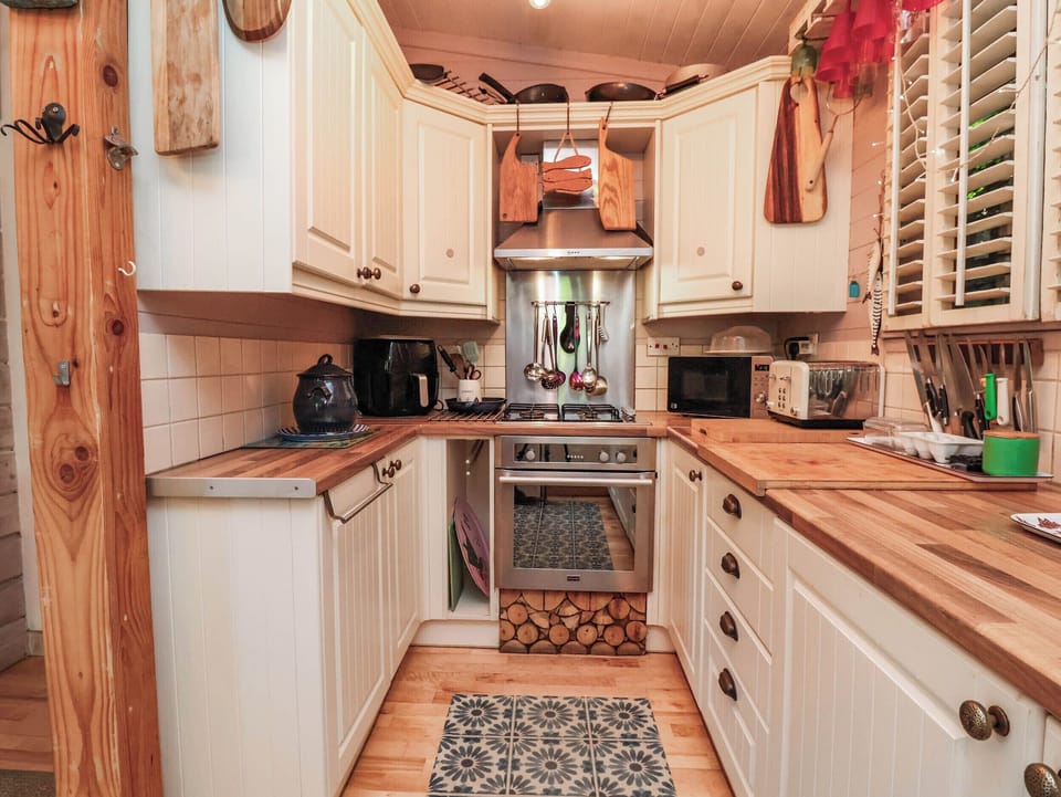 Dishwasher, cookware/dishes/utensils