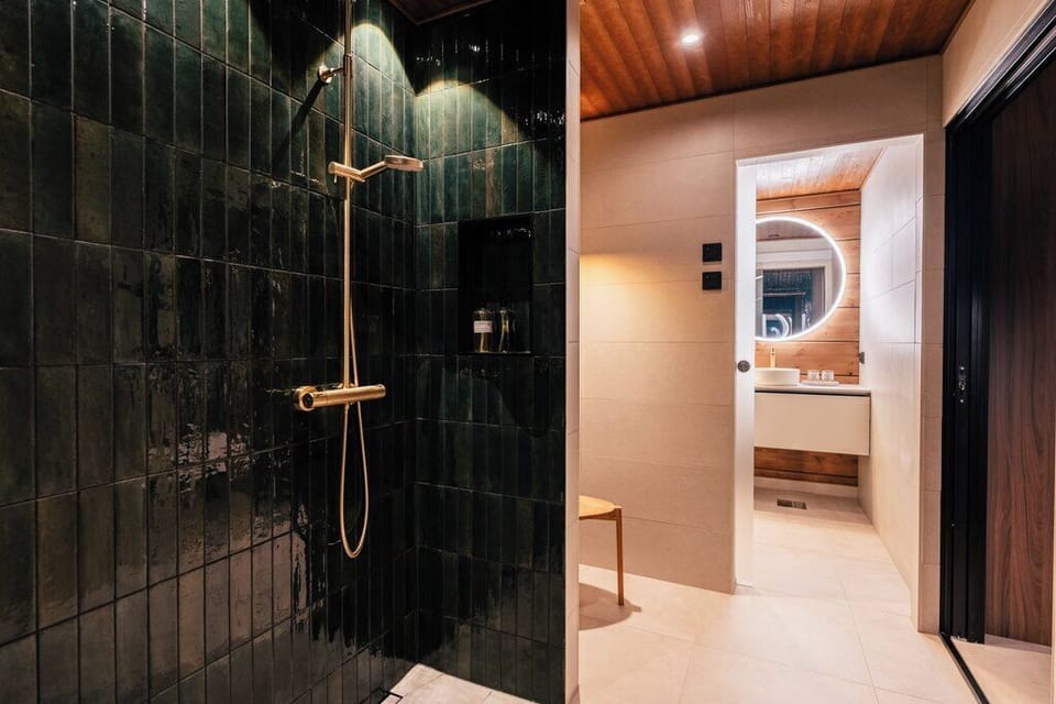 Superior Cabin | Bathroom | Free toiletries, hair dryer, slippers, towels