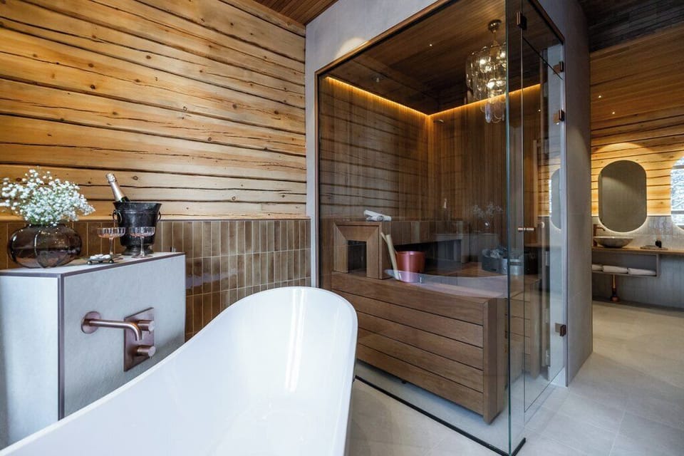 Luxury Suite | Bathroom | Free toiletries, hair dryer, slippers, towels