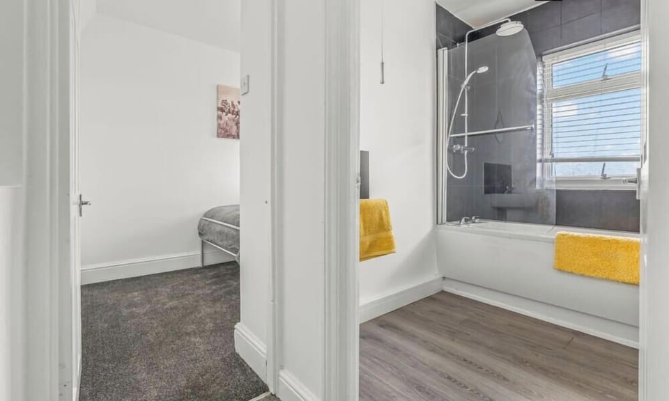 A bright and well-maintained hallway providing a welcoming transition between the rooms and easy access throughout the property. (Rich Property Management)