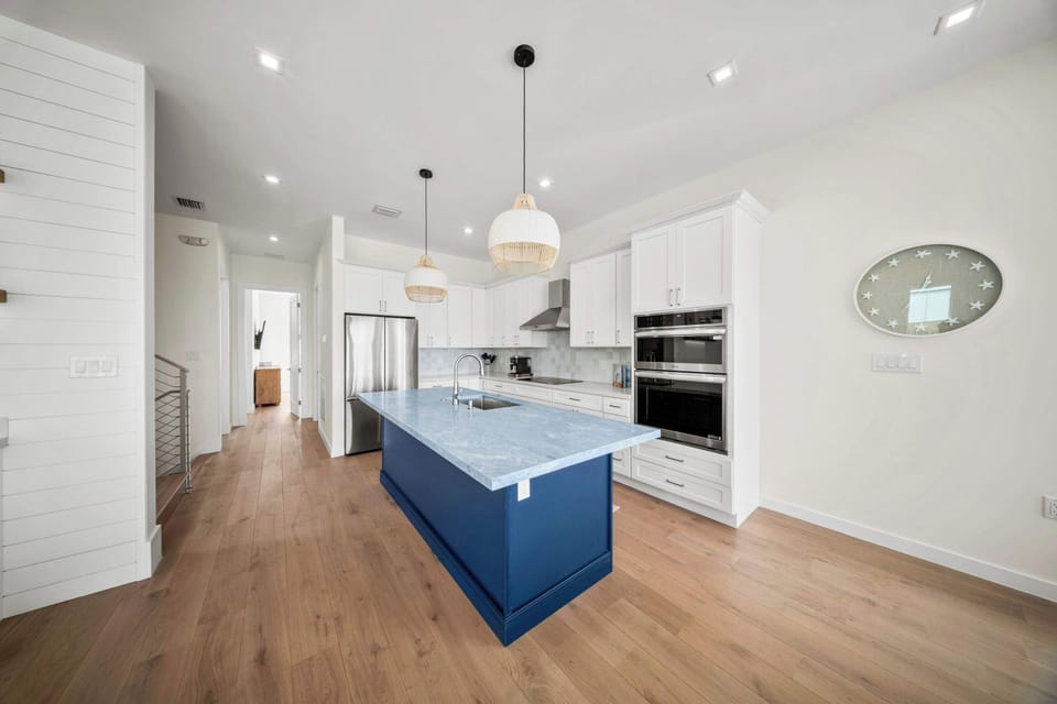 Brand new kitchen appliances and furniture overlooking the massive canal to cook your fresh catch of the day! Fully stocked kitchen for the chef of the day! 