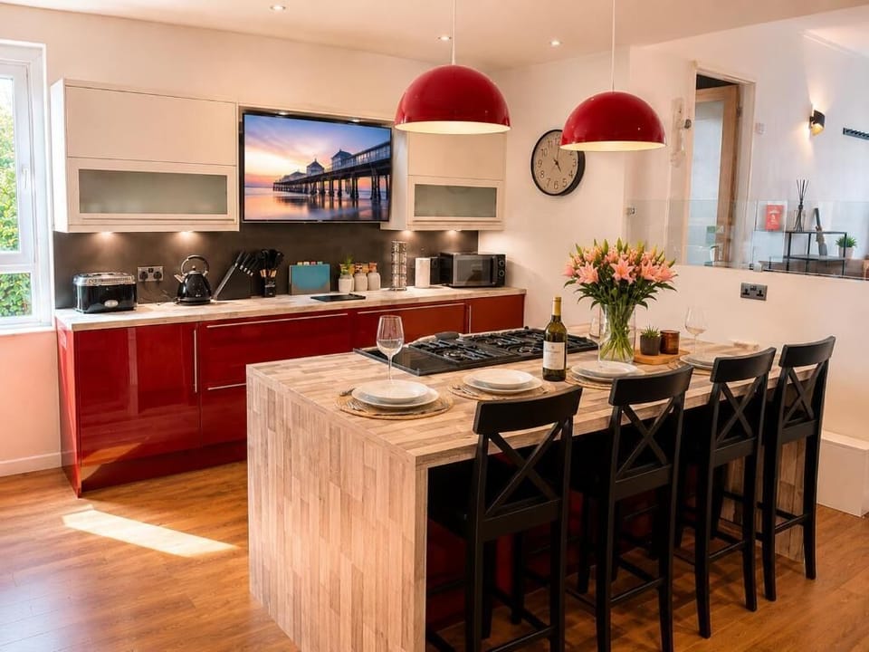 Superior Apartment, 2 Bedrooms, Balcony, Sea View | Private kitchen | Espresso maker, electric kettle