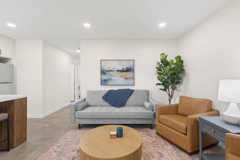 Comfy sofas or cushy chairs for everyone in the group