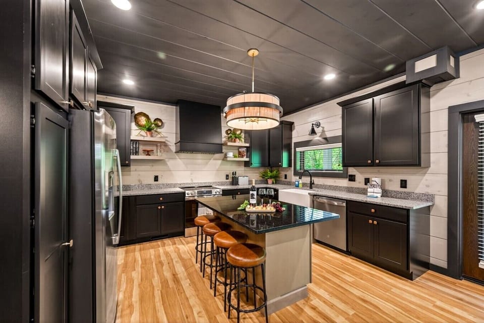 Kitchen with center island, 4 leather barstools