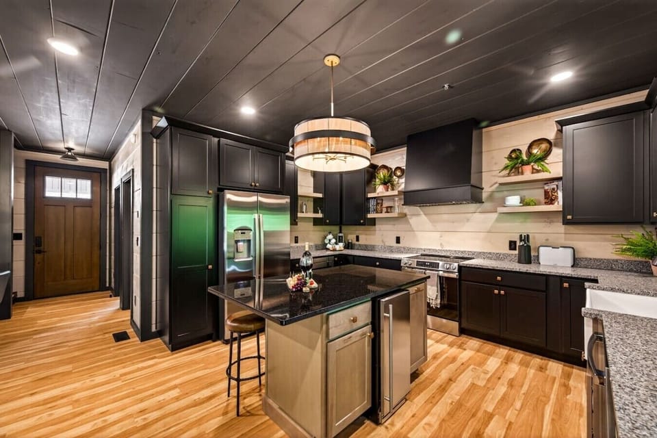 Kitchen with center island, 4 leather barstools, Ice Maker