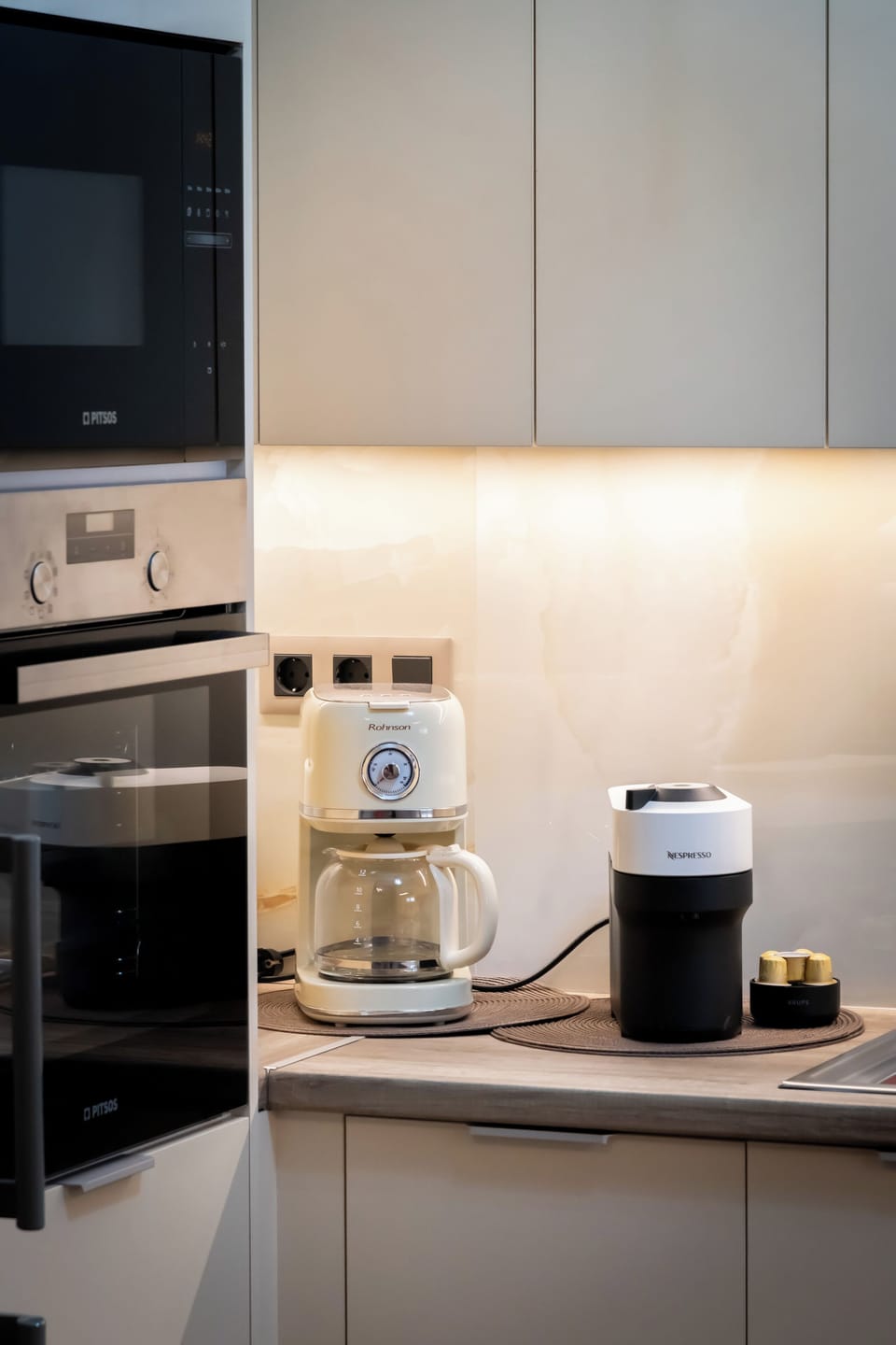 Comfort Apartment, Balcony | Private kitchen | Full-size fridge, microwave, oven, stovetop