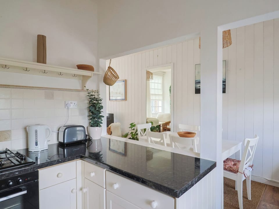Cottage | Private kitchen | Dishwasher, cookware/dishes/utensils