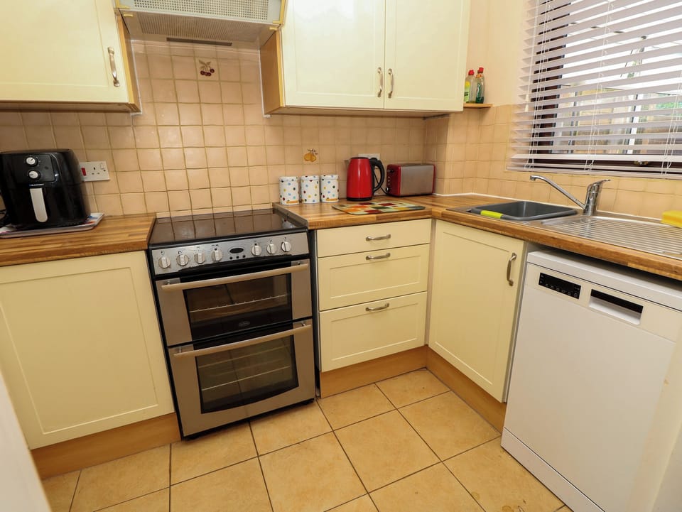 Dishwasher, cookware/dishes/utensils