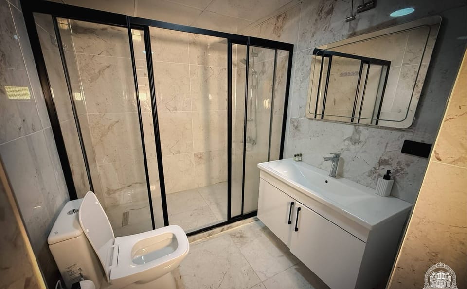 Family Suite, City View | Bathroom | Shower, rainfall showerhead, hair dryer, towels