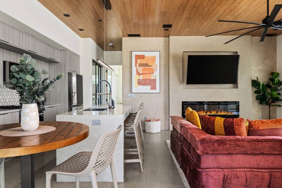 Plenty of seating between the Island (4 seats) and bar top table (2 seats)