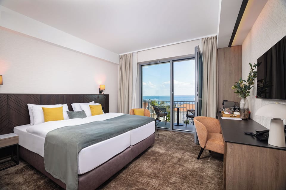 Double or Twin Room, Balcony, Lake View | Minibar, in-room safe, WiFi (free)