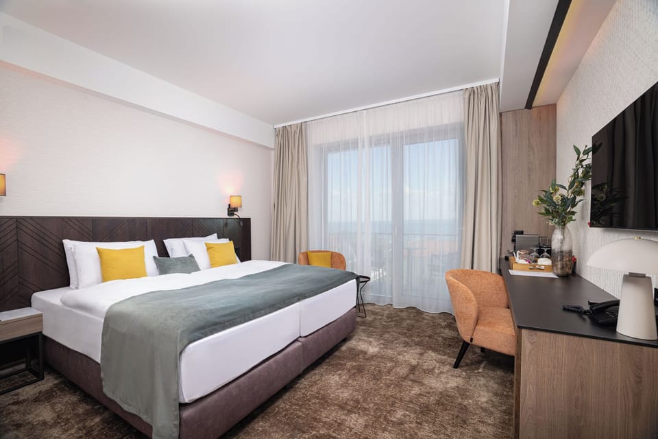 Double or Twin Room, Balcony, Partial Lake View | Minibar, in-room safe, WiFi (free)