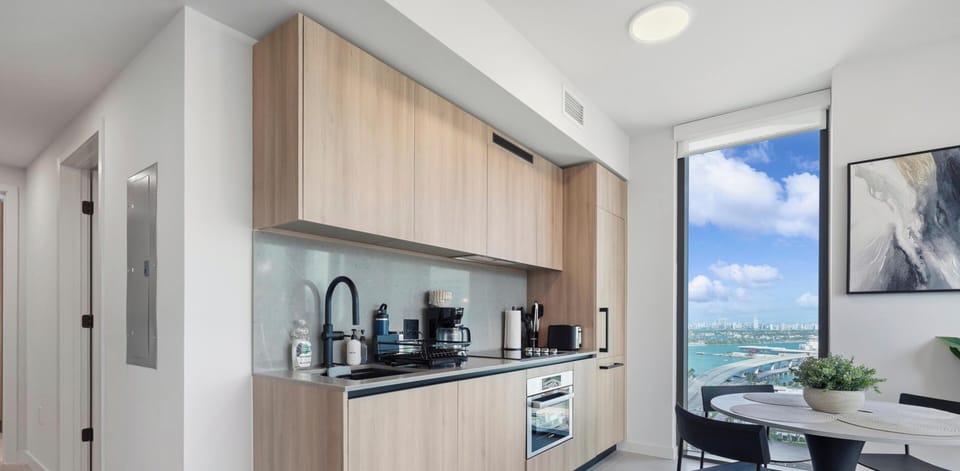 Coffee/tea maker, full-size fridge, microwave, oven